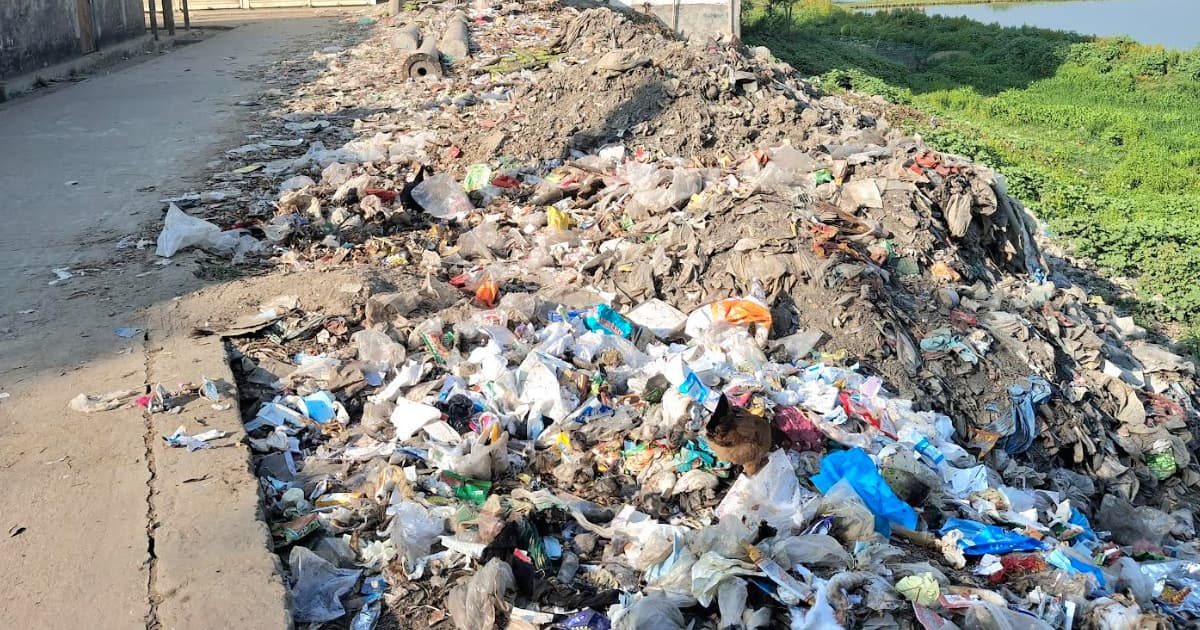 তাড়াইল বাজারের পুরাতন ডাকবাংলা রোড এখন ময়লার ভাগাড়