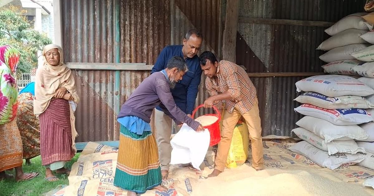 তাড়াইলে চেয়ারম্যান পদপ্রার্থীর উদ্যোগে দুঃস্থদের মাঝে চাল বিতরণ