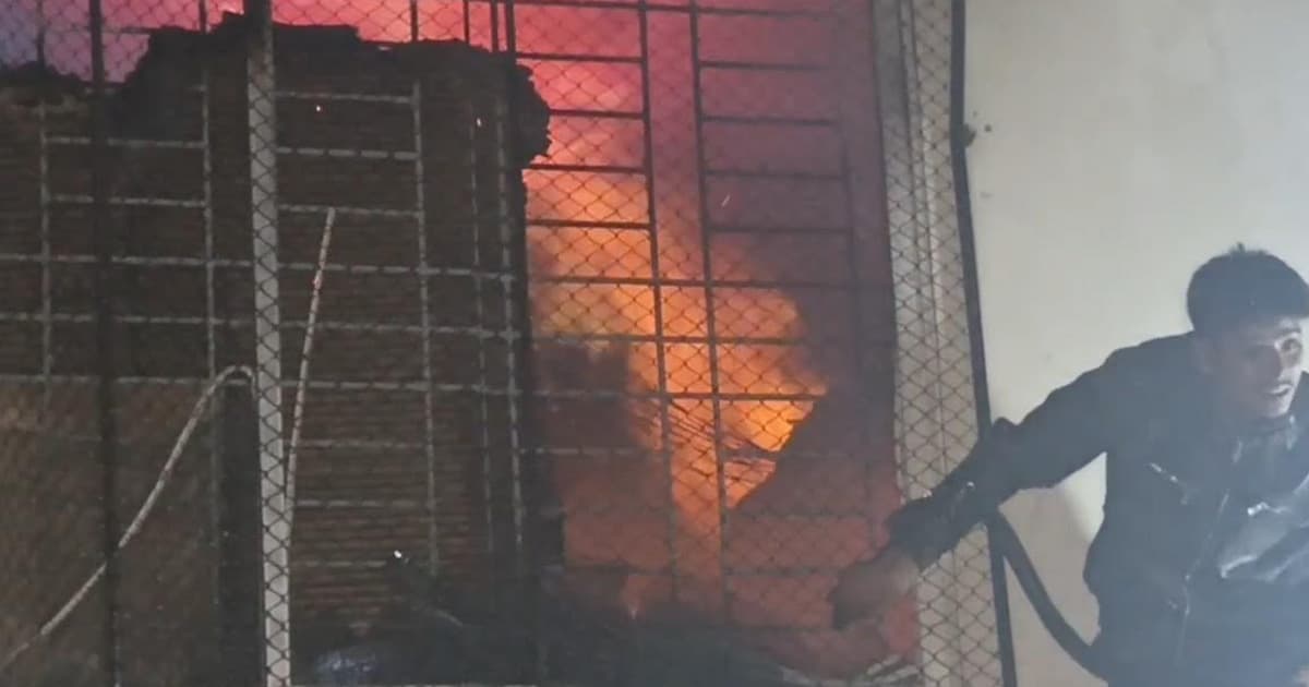 গাজীপুরে পোশাক কারখানায় আগুন, দুই ঘণ্টা পর নিয়ন্ত্রণে
