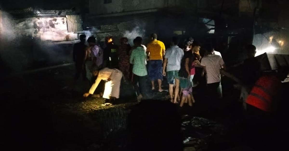 গভীর রাতে ধামুরা বাজারে আগুন, মুহূর্তে পুড়ে গেল ৮টি দোকান