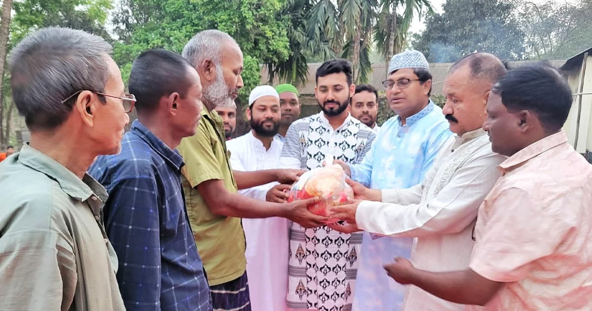 খানসামায় প্রচারদলের পক্ষ থেকে ঈদ সামগ্রী বিতরণ