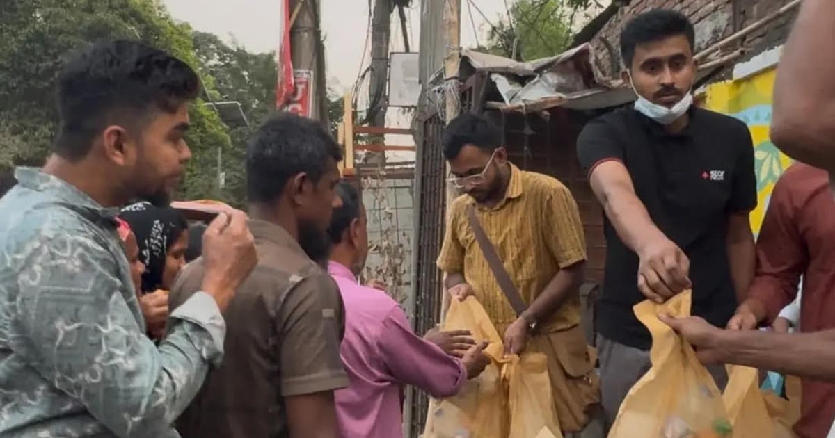 অসহায় শ্রমজীবী মানুষের মাঝে  জবি সাংবাদিক সমিতির ইফতার বিতরণ