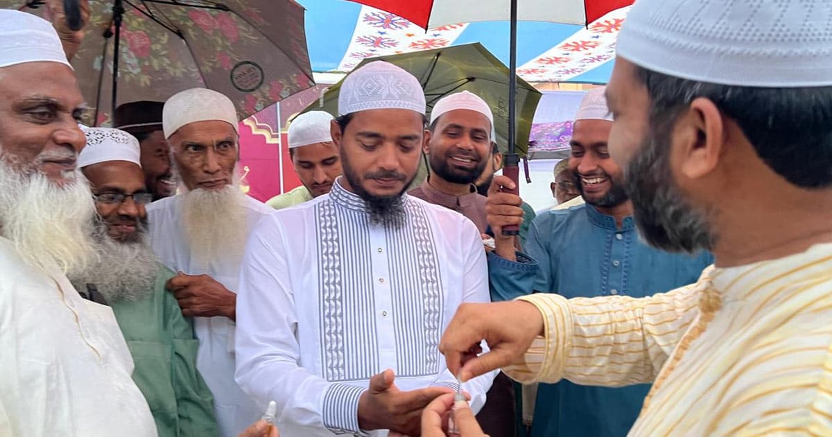 বাউফল পাবলিক মাঠে একসাথে ঈদের জামাতে হাজারো মানুষ