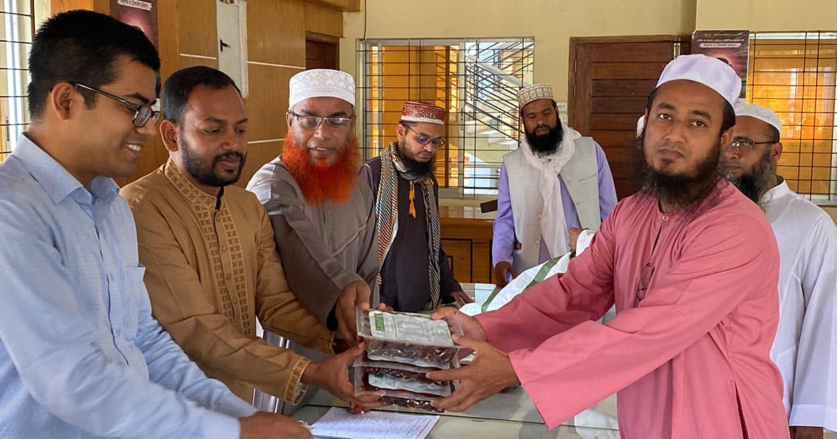 মঠবাড়িয়ায় ৭৬টি এতিমখানায় খেজুর বিতরণ