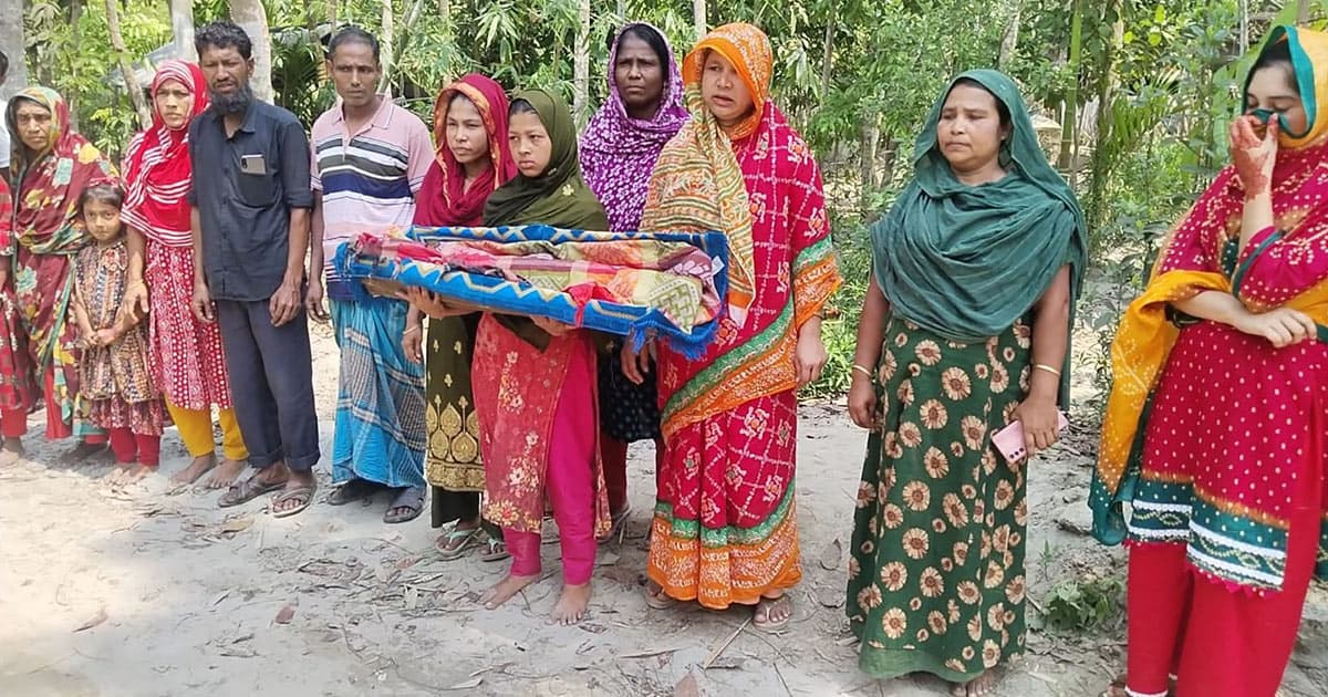 ঝালকাঠিতে সন্তানের লাশ নিয়ে মানববন্ধনে মা