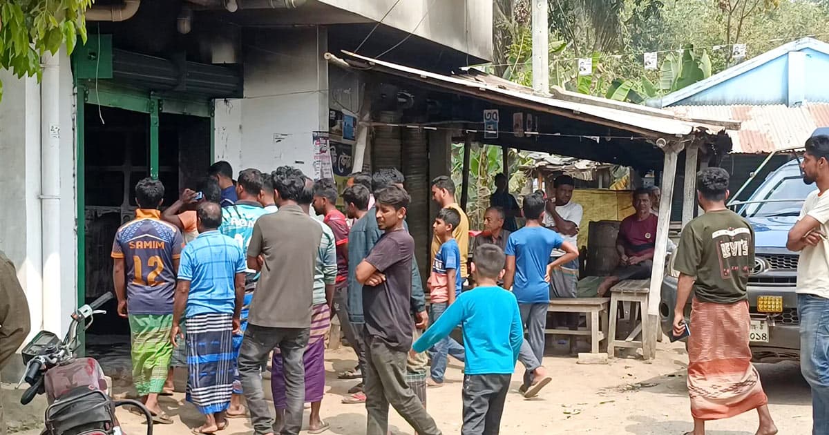 মহেশপুরে বিএনপি কার্যালয়ে আগুন, ককটেল বিস্ফোরণ