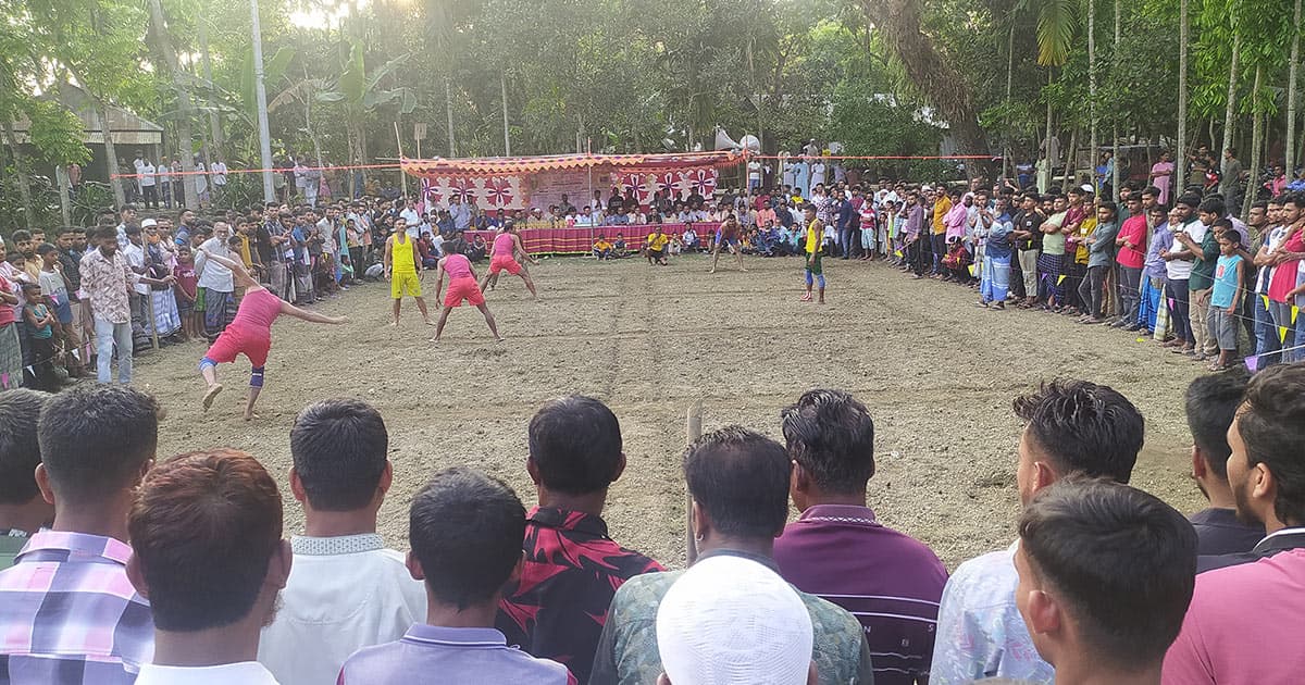 বিলুপ্তপ্রায় দাঁড়িয়াবান্ধা খেলা দেখতে উপচেপড়া ভিড়