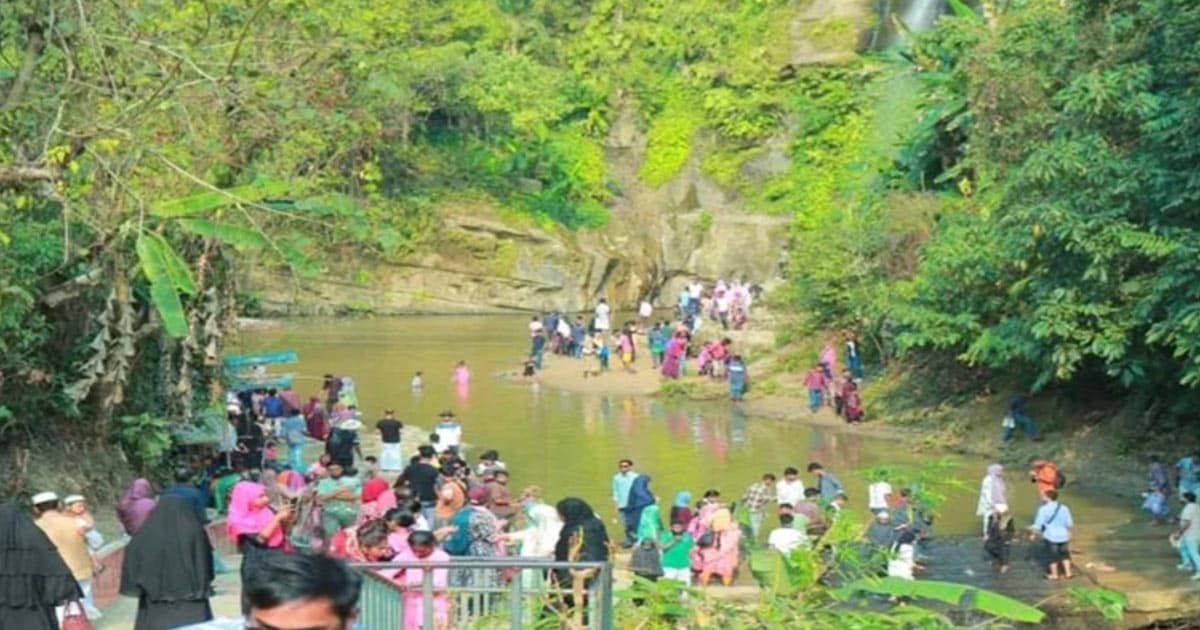 মাধবকুণ্ড জলপ্রপাতে পর্যটকের ঢল