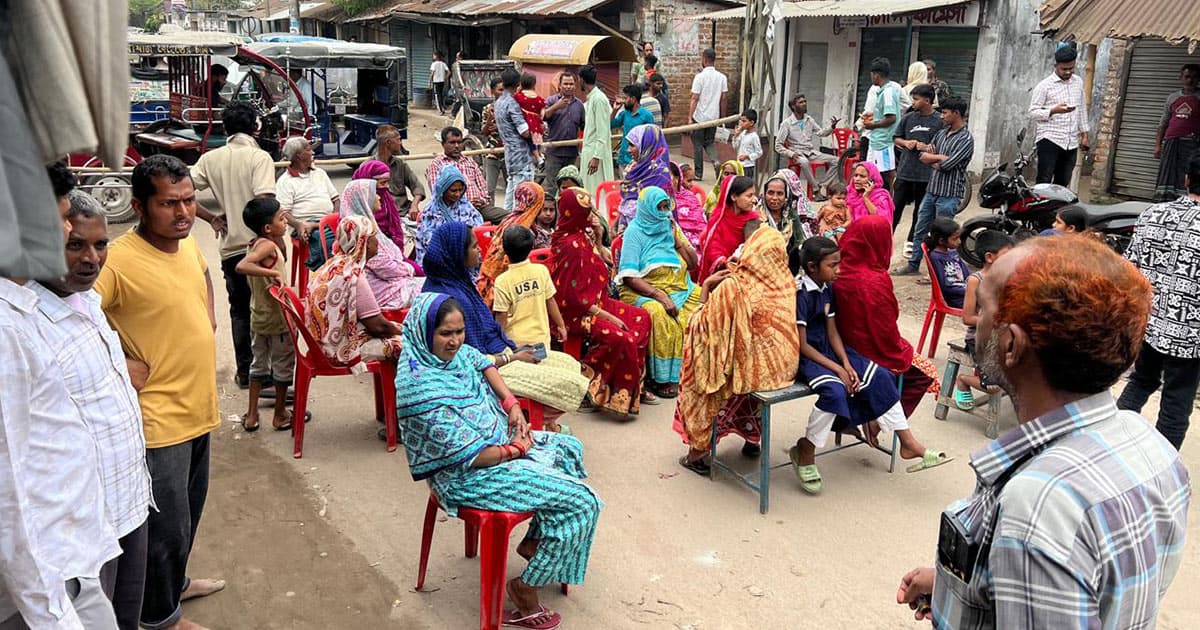 সৈয়দপুরে জনদুর্ভোগে অতিষ্ঠ এলাকাবাসীর রাস্তা অবরোধ