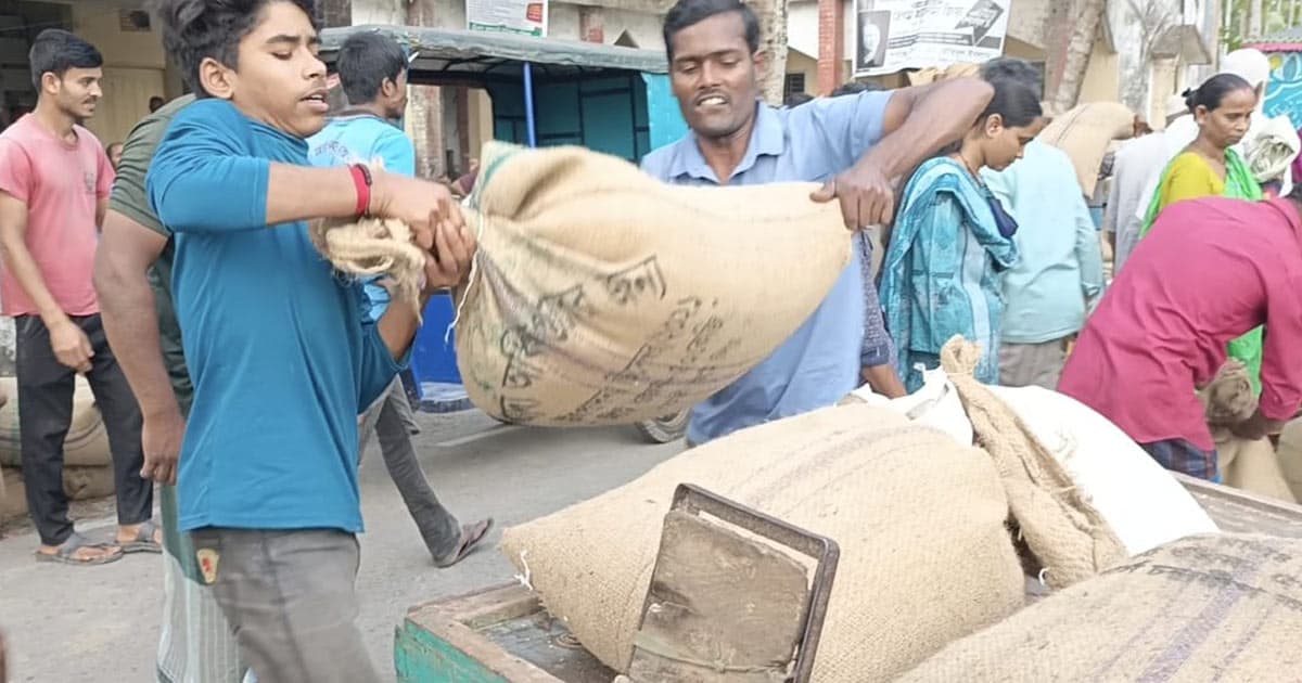 সরকারি চাল বিতরণে চাঁদা তোলার অভিযোগ