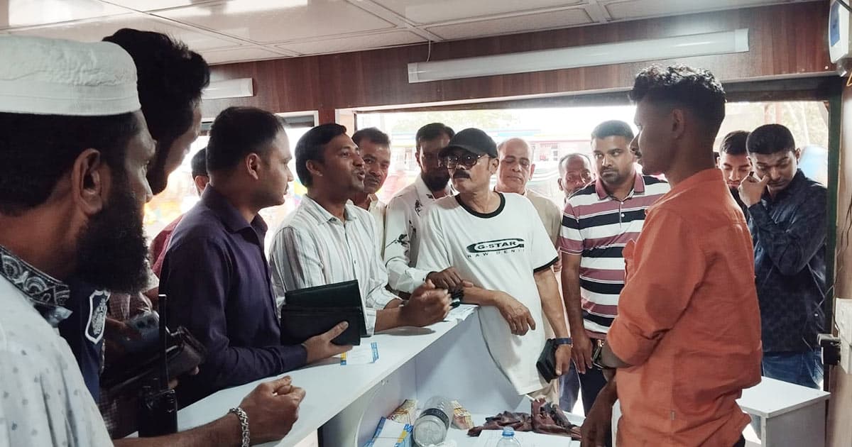 অতিরিক্ত ভাড়া আদায়ের অভিযোগে ৪ পরিবহনকে জরিমানা