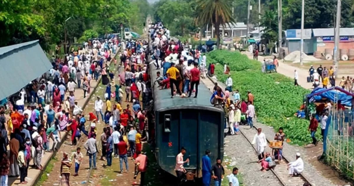 গাজীপুর রেলওয়ে স্টেশনে বিকল ট্রেনের ইঞ্জিন