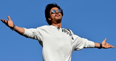 রোমান্টিক ঘরানার সিনেমা নিয়ে ভাবছেন শাহরুখ!