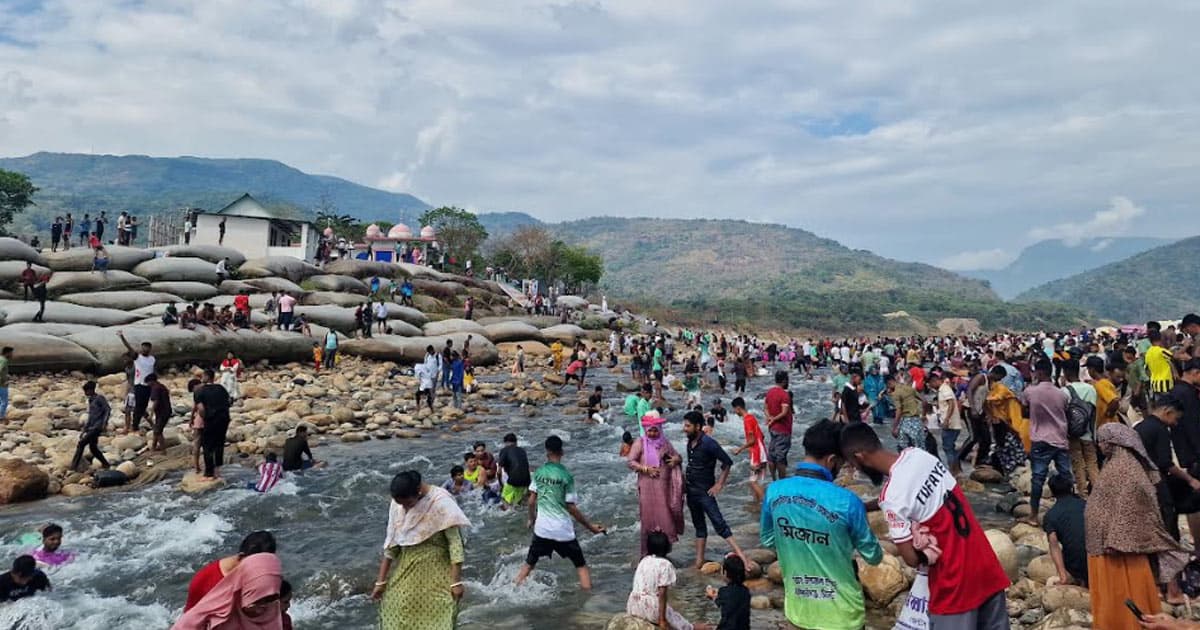 সাদাপাথরে পর্যটকদের ঢল, বাড়তি ভাড়া আদায়ের অভিযোগ