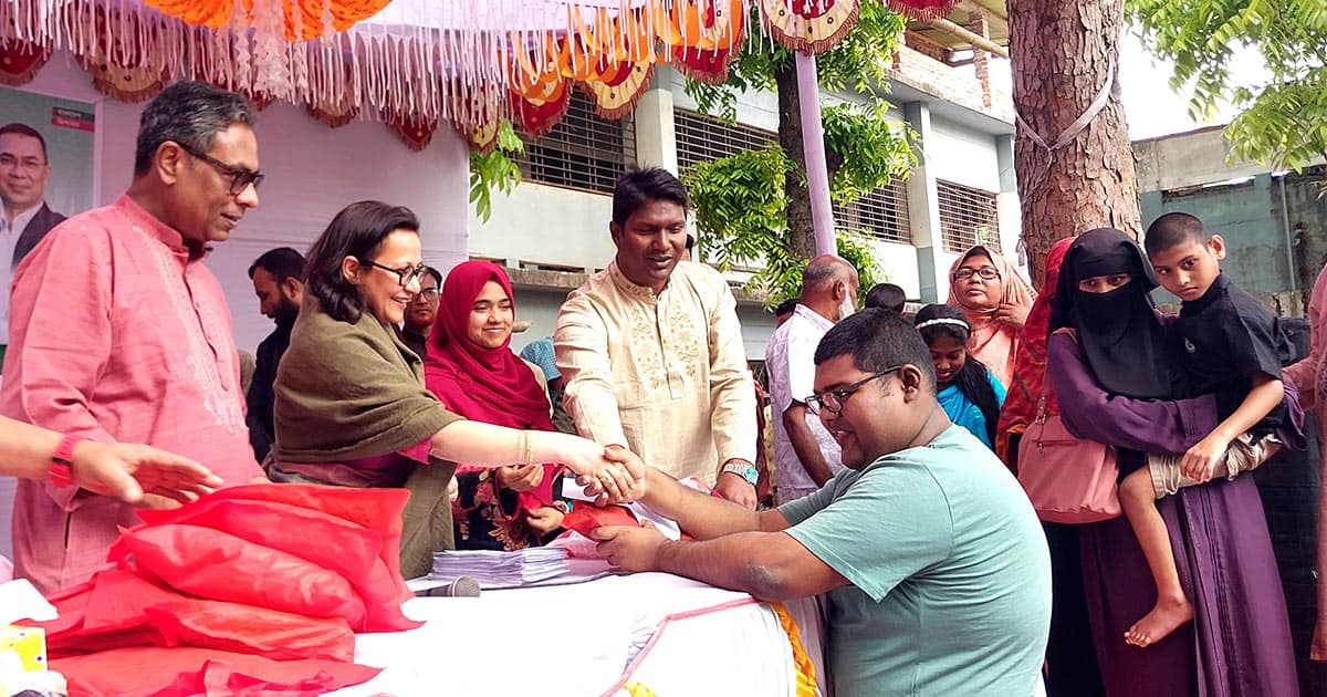 শাহজাদপুরে অর্থ ও বস্ত্র বিতরণ স্বাস্থ্য প্রতিমন্ত্রীর