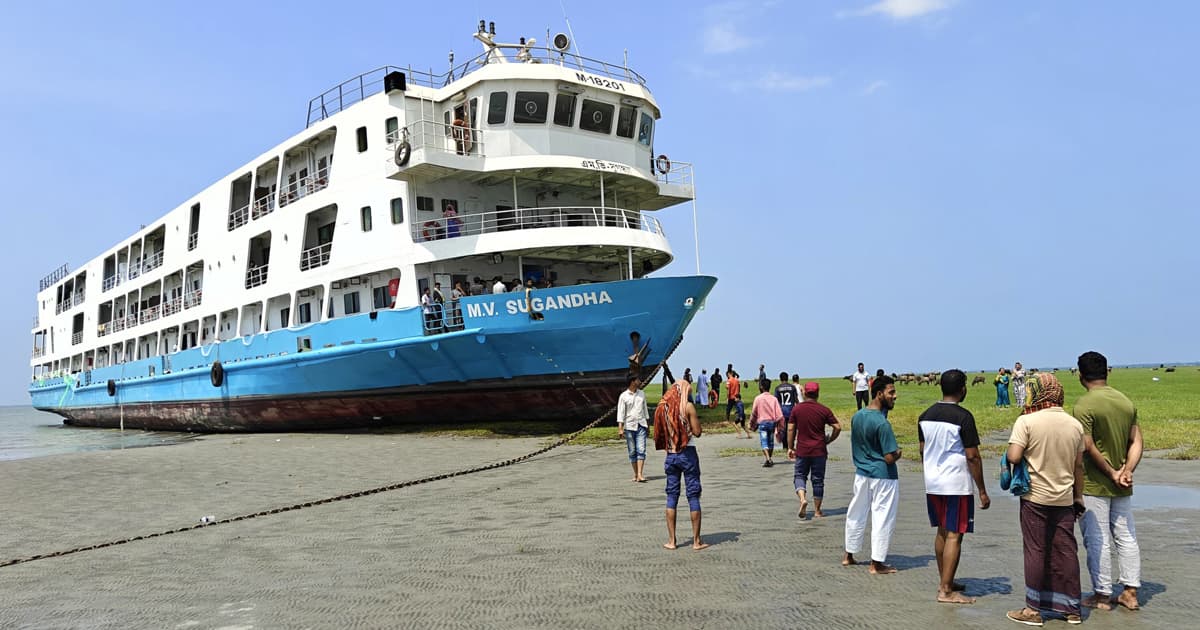 শতাধিক যাত্রী নিয়ে ১৫ ঘণ্টা চরে আটকা ‘সুগন্ধা’ লঞ্চ