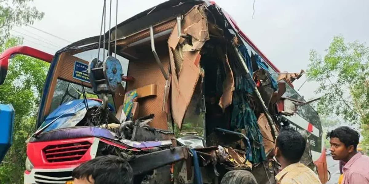 দিনাজপুরে দাঁড়িয়ে থাকা ট্রাকে বাসের ধাক্কা, নিহত ২