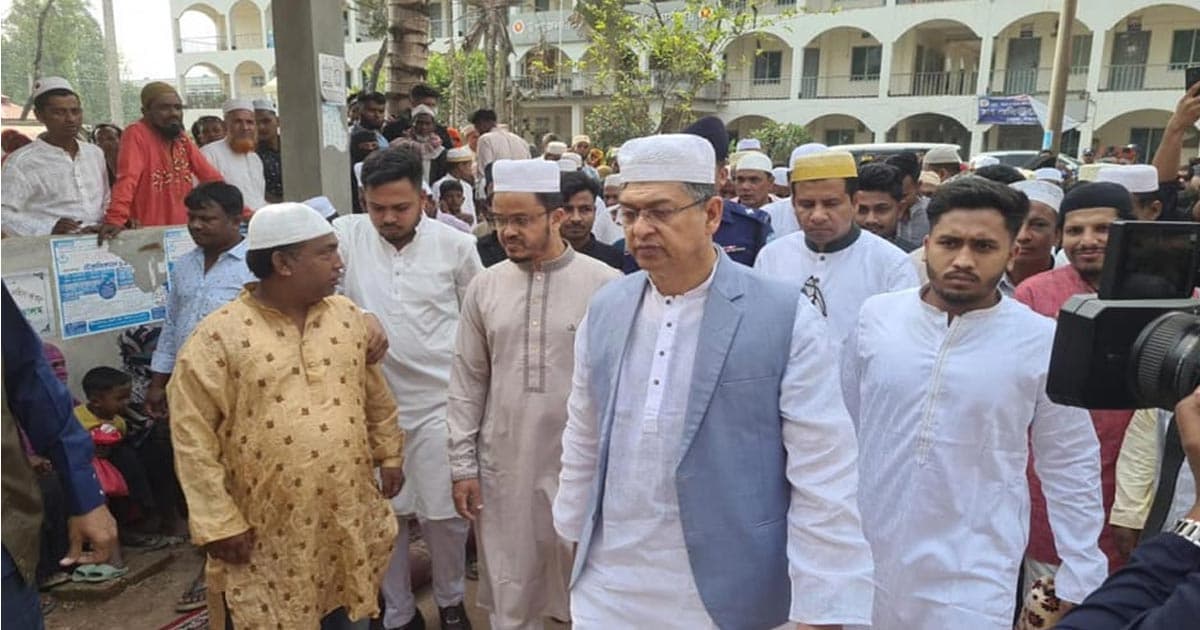 নিজ গ্রামে ঈদ উদযাপন, উন্নয়ন তদারকিতে ব্যস্ত স্বরাষ্ট্রমন্ত্রী