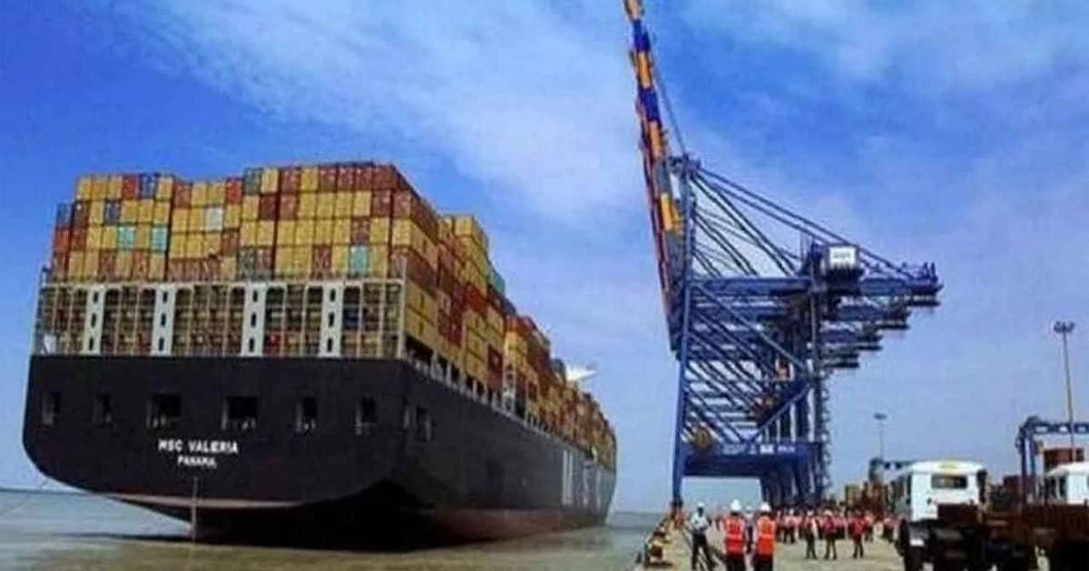 চট্টগ্রাম বন্দরে পৌঁছেছে হরমুজ প্রণালি থেকে ছেড়ে আসা ১২ জাহাজ