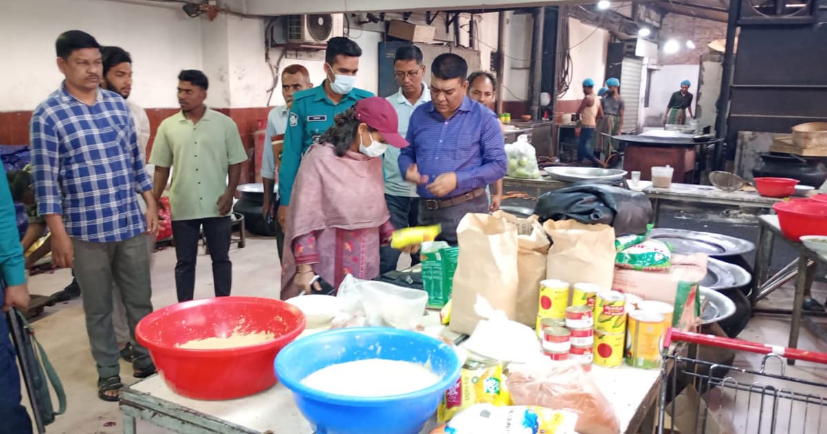 অস্বাস্থ্যকর পরিবেশে ইফতার সামগ্রী তৈরি, তিন প্রতিষ্ঠানকে জরিমানা