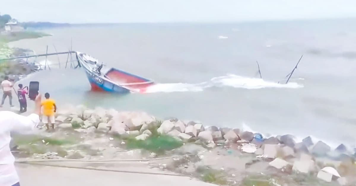 হঠাৎ ঝড়ে পদ্মায় ডুবে গেলো ৩ ট্রলার