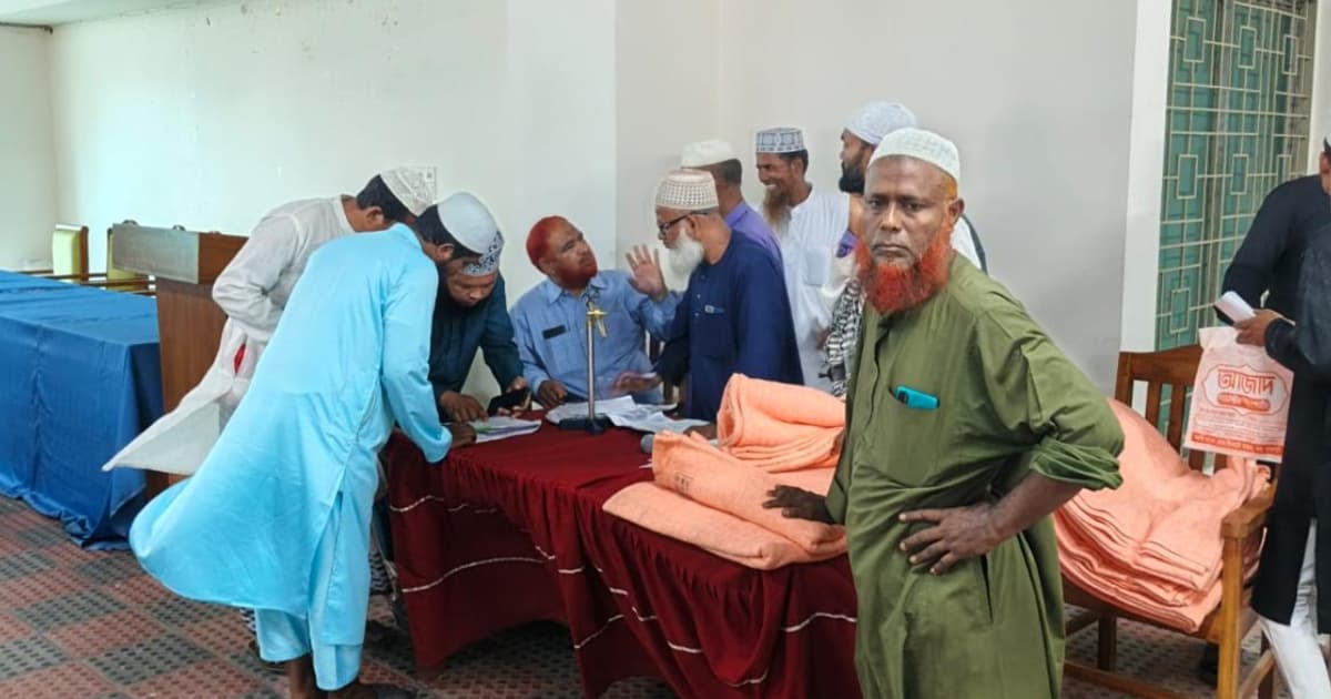 রাজশাহীতে গরমে শীতবস্ত্র বিতরণ!