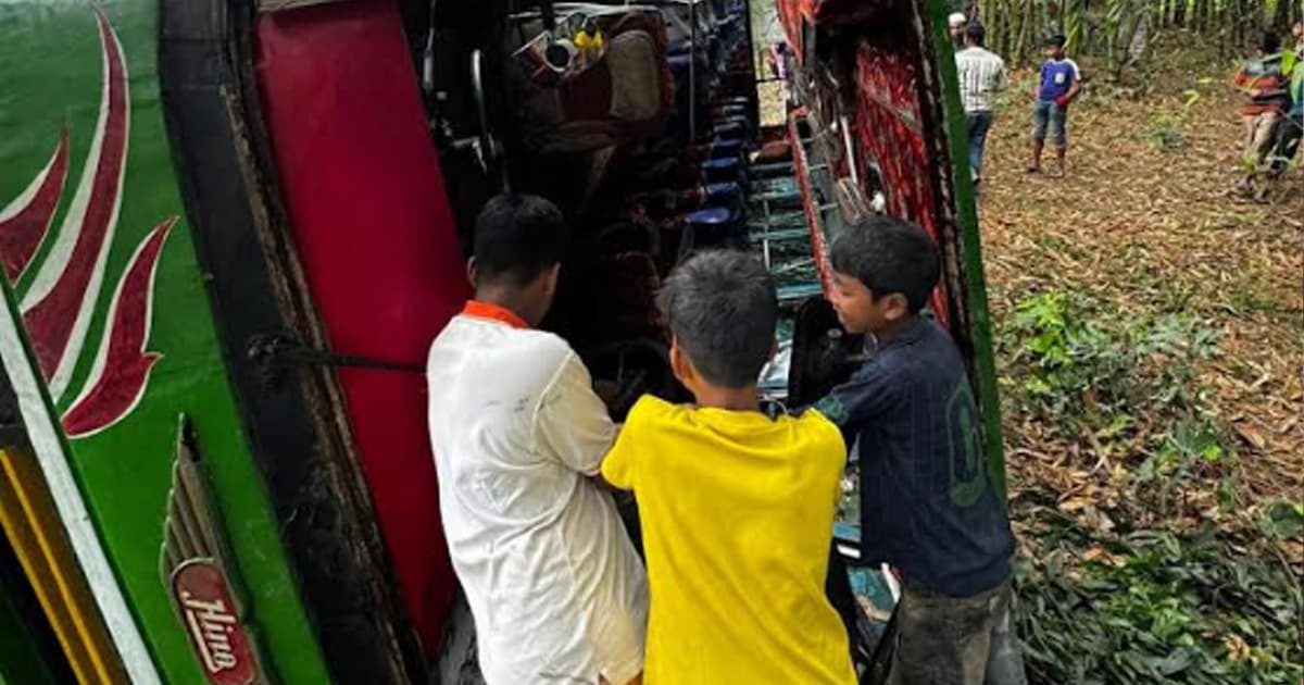 নীলফামারীতে বাস, ট্রাক ও অটোরিকশার ত্রিমুখী সংঘর্ষ, আহত ১২