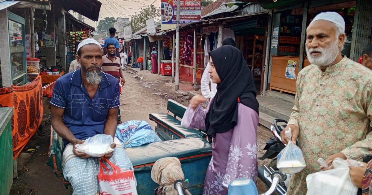 তাড়াশে অটোভ্যান চালকদের মাঝে ইফতার বিতরণ