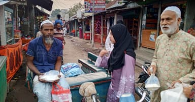 তাড়াশে অটোভ্যান চালকদের মাঝে ইফতার বিতরণ