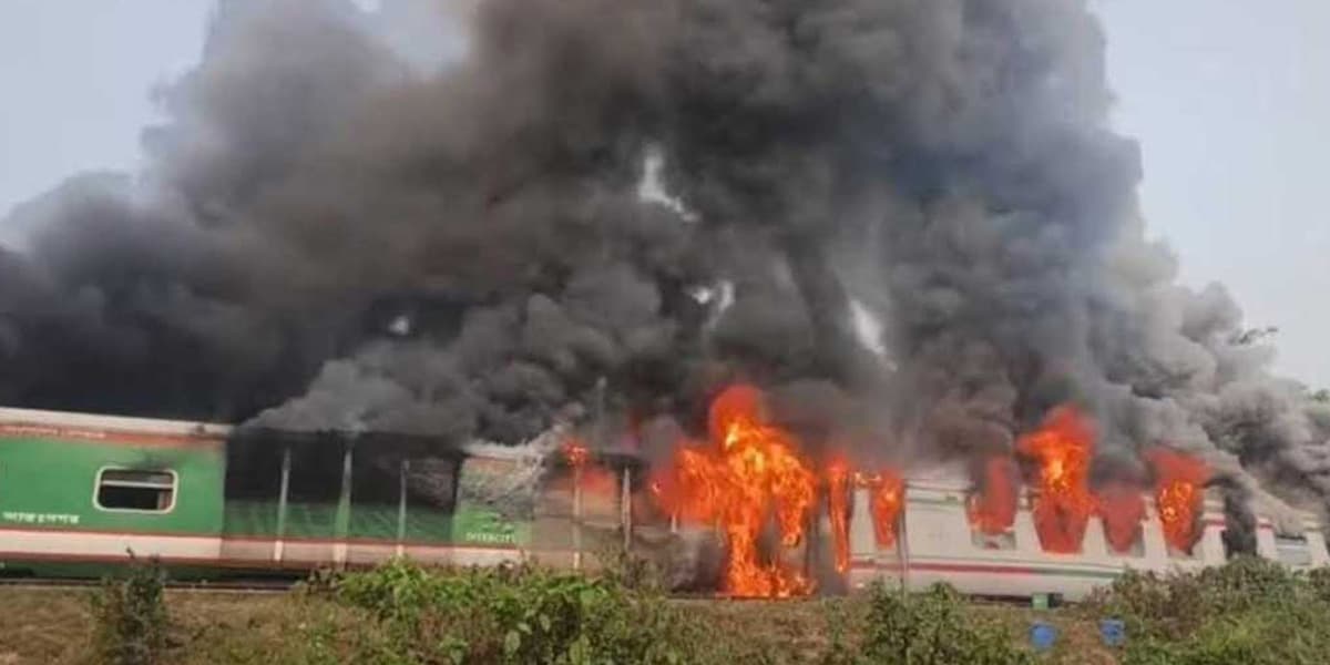 চট্টলা এক্সপ্রেসে আগুন