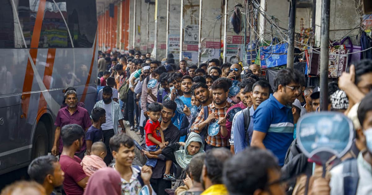 মহাখালী কাউন্টারে বাস-টিকিট নেই, আছে যাত্রীদের দীর্ঘ সারি