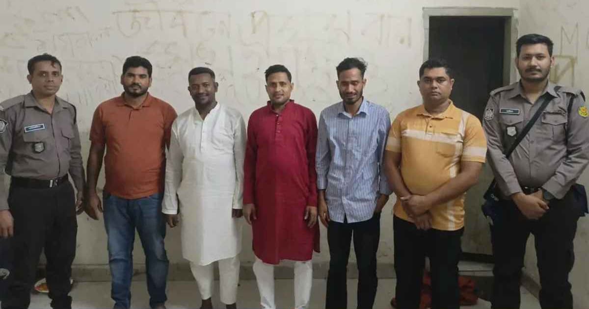 রাজধানীতে আ.লীগের ঝটিকা মিছিল, সরকারি কর্মচারীসহ গ্রেপ্তার ৫