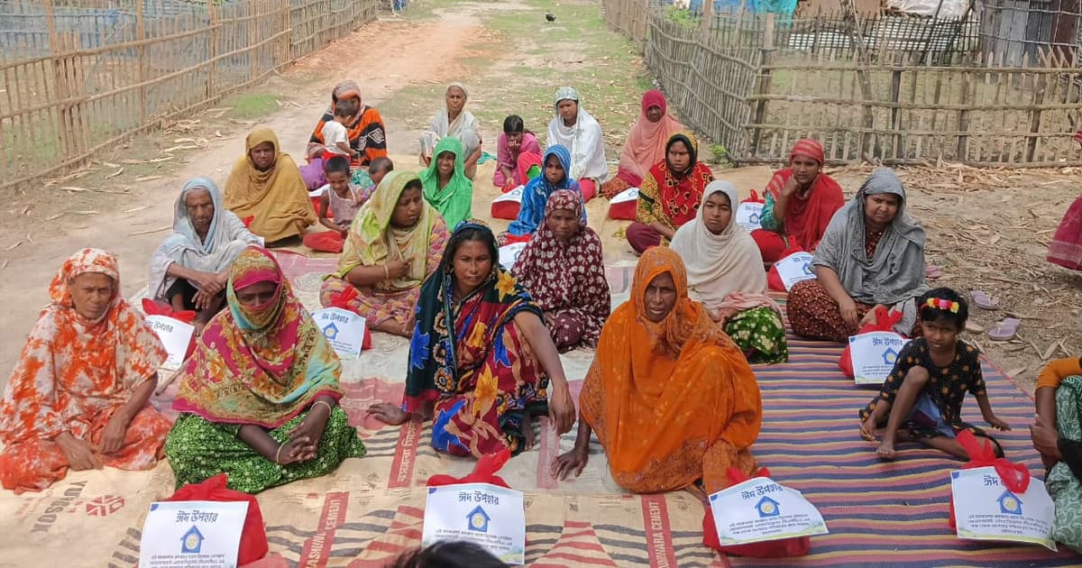 দিনাজপুরে ২০ পরিবারের মাঝে ঈদ উপহার বিতরণ