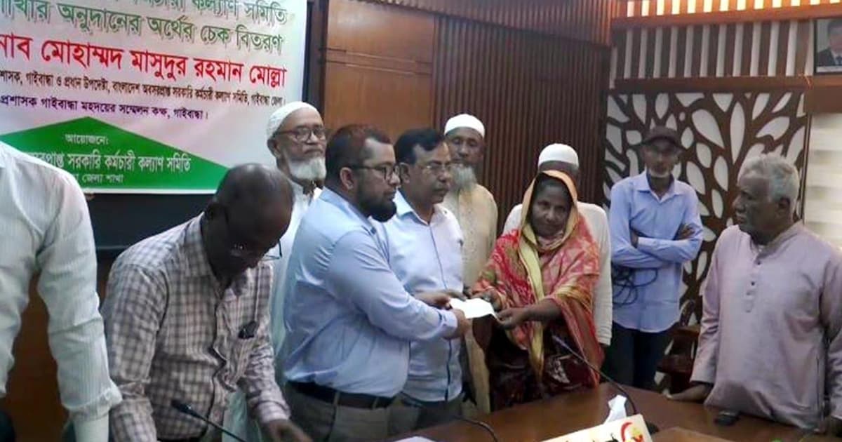 গাইবান্ধায় জটিল রোগে আক্রান্তদের মাঝে জেলা প্রশাসকের চেক বিতরণ
