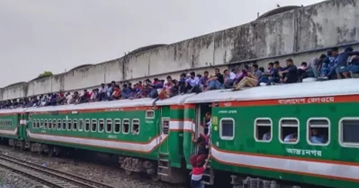 ঈদযাত্রায় কমলাপুরে ট্রেনে উপচেপড়া ভিড়