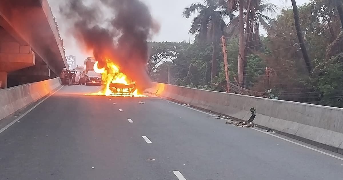 টঙ্গীর উড়ালসেতুতে প্রাইভেট কারে আগুন