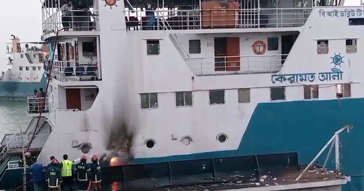 এবার পাটুরিয়ায় ফেরিতে আগুন