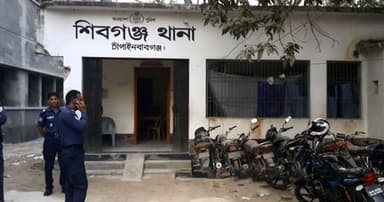 শিবগঞ্জে উদ্ধারকৃত অর্ধেক মোবাইল গায়েব