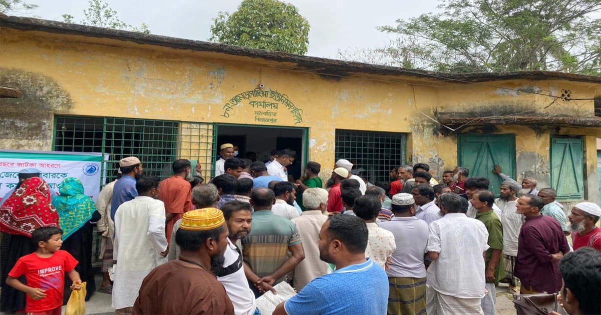 মঠবাড়িয়ায় ভিজিএফ চাল বিতরণে ১০০ টাকা আদায় অভিযোগ