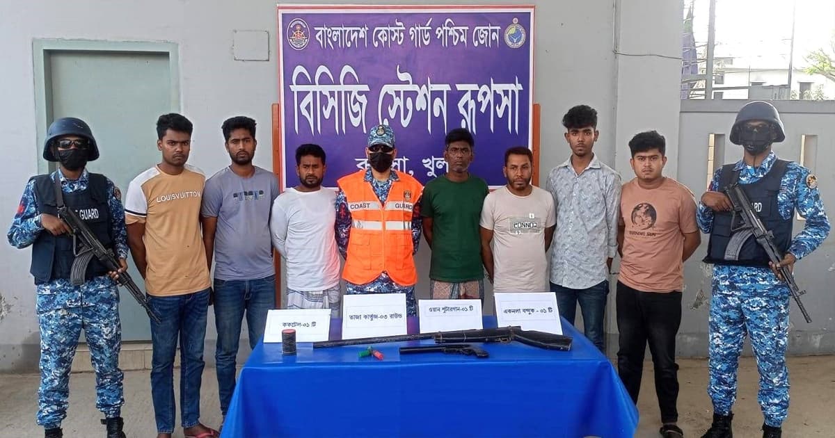 দিঘলিয়ায় অস্ত্র ও ককটেলসহ আটক ৭