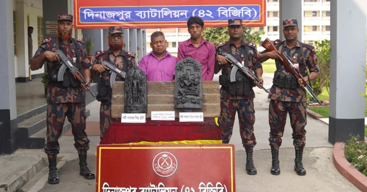 চিরিরবন্দরে ১ কোটি টাকা বেশি মূল্যের কষ্টিপাথরের মূর্তি উদ্ধার, আটক ২