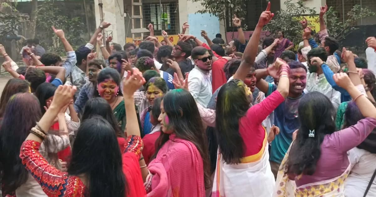 দোলপূর্ণিমার রঙে উৎসবমুখর জবি ক্যাম্পাস