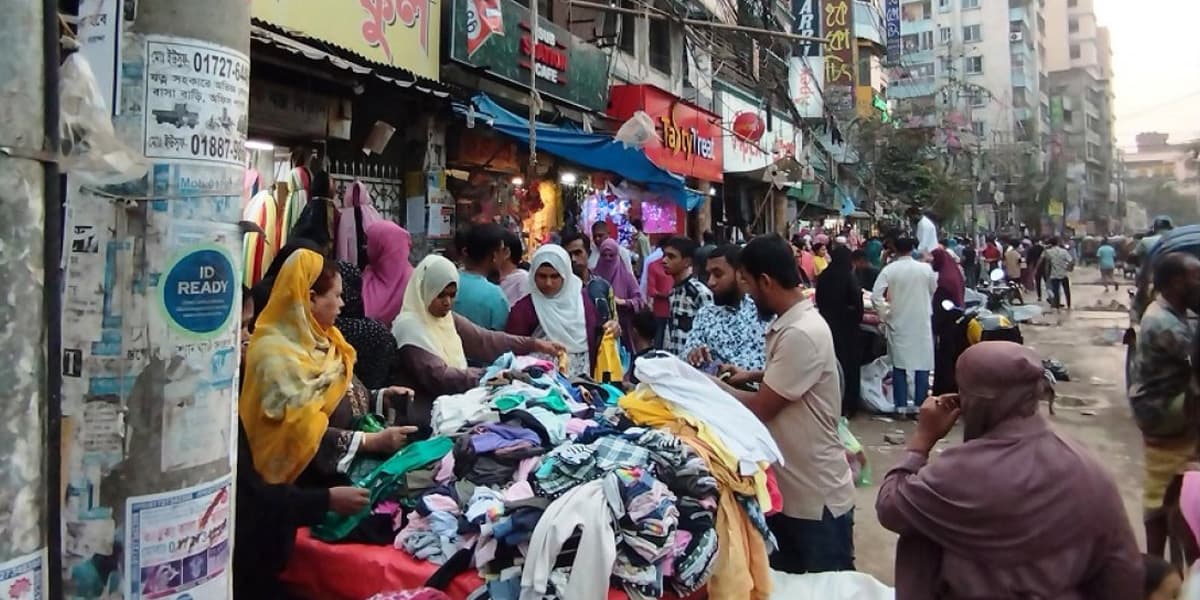 ক্রেতার চাপে দম ফেলার সময় নেই