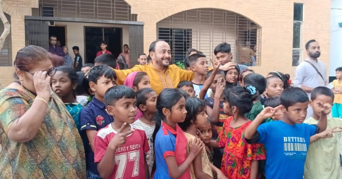 মেহেদীর রঙে পথশিশুদের ঈদ রাঙালেন এমপি মুজিবুর
