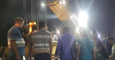 শুরু হয়েছে নীলসাগর এক্সপ্রেসের উদ্ধার কাজ