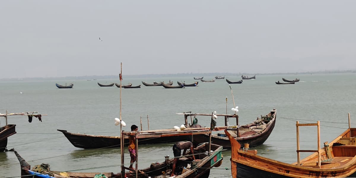 ১৩ জেলেকে ধরে নিয়ে গেছে আরাকান আর্মি