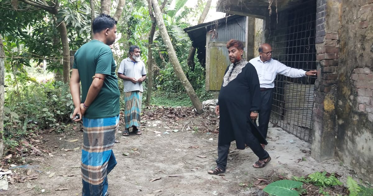 সরকারি গোডাউনের মেশিনের যন্ত্রাংশ বিক্রি করলেন শিক্ষক