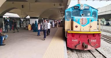 ঈদযাত্রায় স্বস্তি, কমলাপুরে কমেছে যাত্রীর চাপ