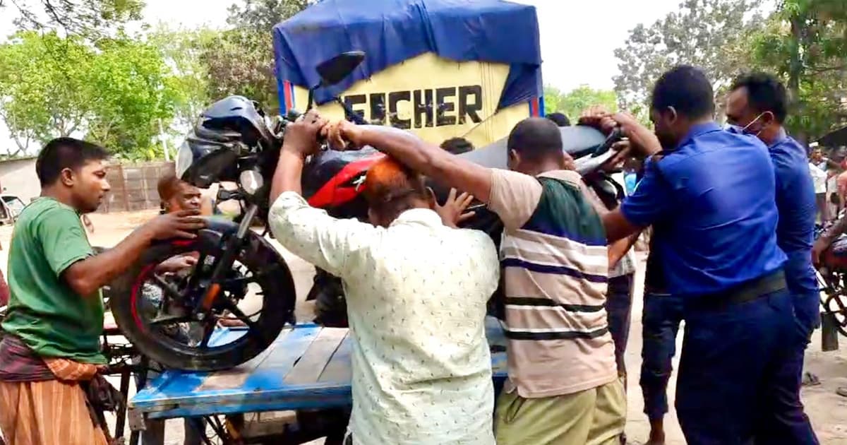 রাজশাহীতে ট্রাকের ধাক্কায় বাবা-ছেলে নিহত