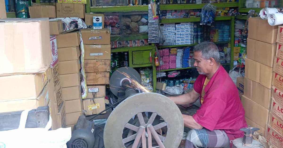 অমল পরামানিকের জীবন বদলে দিল কাঁচি